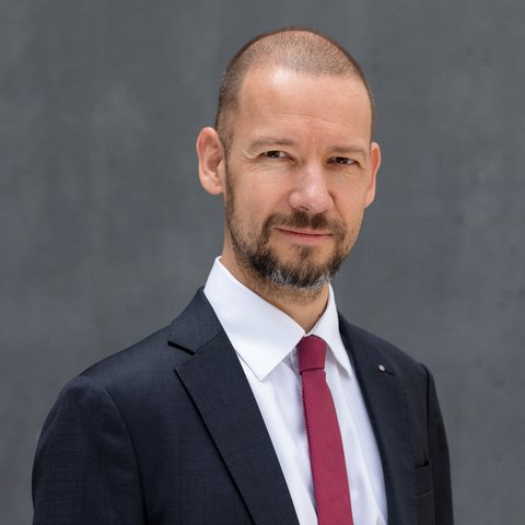 Prof. Dr. Guido Morgenthal wird neuer Vizepräsident für Forschung und Projekte an der Bauhaus-Universität Weimar. Foto: Matthias Eckert Senat bestätigt neuen Vizepräsidenten mit großer Mehrheit Porträt von Prof. Dr. Guido Morgenthal - er ist ab sofort neuer Vizepräsident für Forschung und Projekte an der Bauhaus-Universität Weimar. Foto: Matthias Eckert