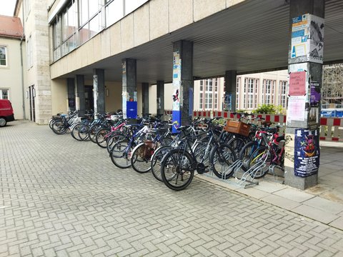 Fahrräder vor der Mensa am Park. Foto: Steven Mac Nelly Mitradeln für eine fahrradfreundlicheres Weimar Fahrräder vor der Mensa am Park. Foto: Steven Mac Nelly