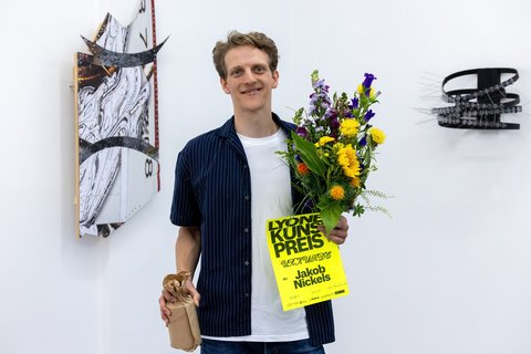 Jakob Nickels ist mit dem Lyonel Kunstpreis 2025 ausgezeichnet worden. Foto: Matthias Eckert Abschlussarbeit »Gentle Strength« überzeugte Jury