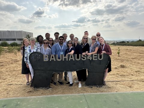 Die Weimarer Delegation vor dem neuen BAUHAUS4EU-Denkmal auf dem Campus des Instituto Politécnico Castelo Branco. Foto: Edyta Lachowicz-Santos Neue Ideen und Kooperationen Die Weimarer Delegation vor dem neuen BAUHAUS4EU-Denkmal auf dem Campus des Instituto Politécnico Castelo Branco. Foto: Edyta Lachowicz-Santos