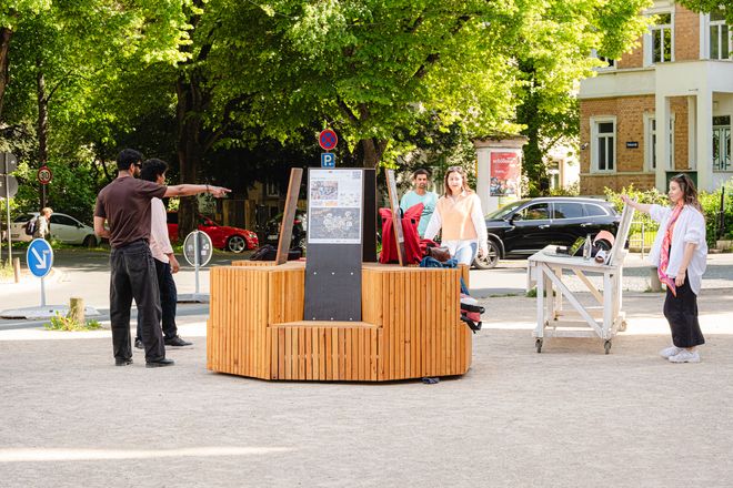Projekt »Inviting Environments«, Foto: Julian Linden mehrere Personen beim Workshop am August-Fröhlich-Platz in Weimar