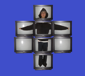 Die Studierenden bespielen während der TeleVisionale eine Monitorwand aus Röhrenfernsehern mit frisch geschnittenem Material direkt vom Festival. Foto: Halina Schiefer Die Studierenden bespielen während der TeleVisionale eine Monitorwand aus Röhrenfernsehern mit frisch geschnittenem Material direkt vom Festival. Foto: Halina Schiefer