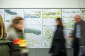 Die Ausstellung im Hauptgebäude zeigt noch bis 18. Dezember 2025 eine Auswahl an Abschlussarbeiten aus Architektur und Urbanistik. Foto: Bauhaus-Universität Weimar/ Thomas Müller Die Ausstellung im Hauptgebäude zeigt noch bis 18. Dezember 2025 eine Auswahl an Abschlussarbeiten aus Architektur und Urbanistik. Foto: Bauhaus-Universität Weimar/ Thomas Müller