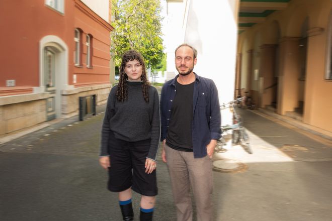 Giuliana Marmo (links) und Martin Leibinger vom Projekt »Biennal of Care«, Foto: Julian Linden Porträt von Giuliana Marmo (links) und Martin Leibinger vom Projekt »Biennal of Care«