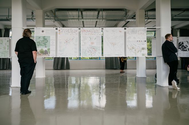 Projekt: »Landschaft im Anthropozän – Thüringer Wald«, Foto: Stiftung Baukultur Thüringen, Henry Sowinski Ausstellungsplakate vom Projekt »Landschaft im Anthropozän – Thüringer Wald«