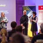 Andrea Karle im Gespräch mit den Stipendiatinnen auf der Bühne; Foto: Philipp Hort / KST Andrea Karle im Gespräch mit den Stipendiatinnen auf der Bühne.