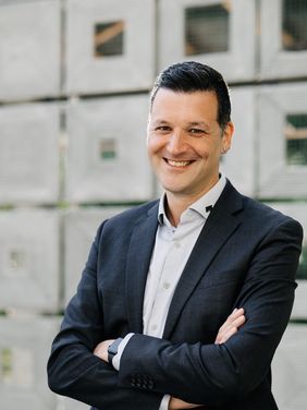 Uni-Präsident Prof. Peter Benz, Foto: Dominque Wollniok Porträt des Universitätspräsidenten Prof. Peter Benz vor dem Experimentalbau x-Stahl, Foto: Dominque Wollniok