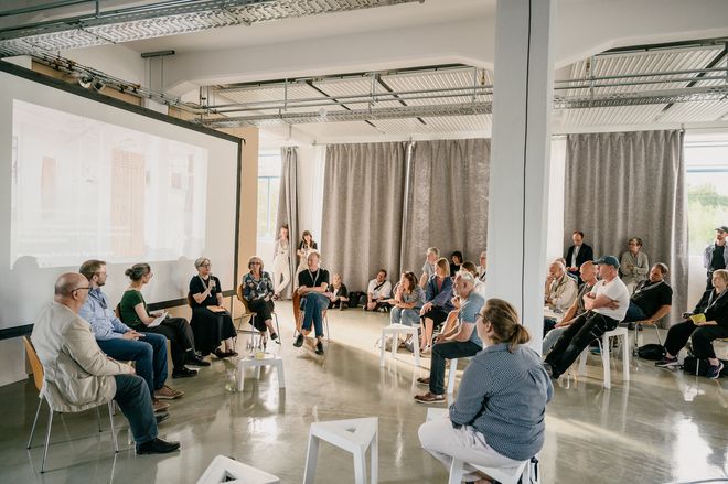 Projekt: »Landschaft im Anthropozän – Thüringer Wald«, Foto: Stiftung Baukultur Thüringen, Henry Sowinski Blick aus dem Publikum zur Podiumsdiskussion des Projektes »Landschaft im Anthropozän – Thüringer Wald«