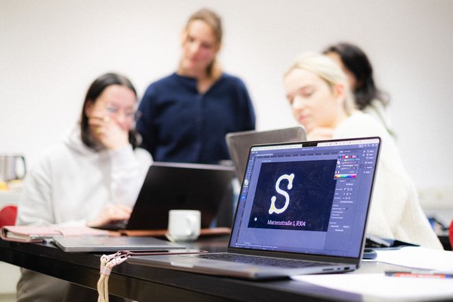 Projekt »Science, Bitch!«, Foto: Julian Linden mehrere Personen sitzen zusammen an Tischen und arbeiten am Laptop