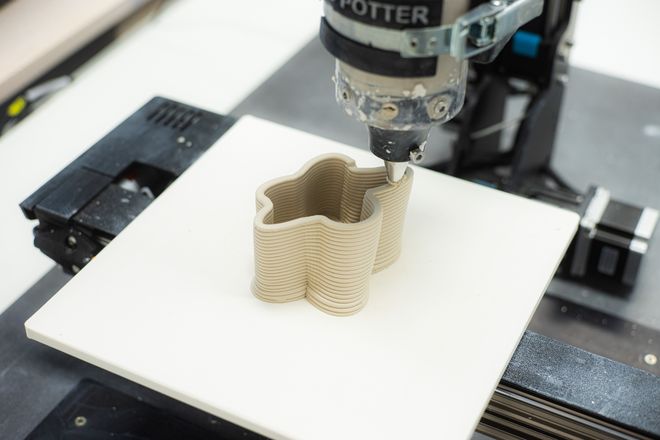 Projekt »Print4PR«, Foto: Julian Linden die fast fertig gedruckte Form aus Beton auf der Fläche des 3D-Druckers stehend