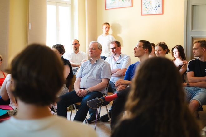Projekt »Stadtgespräche«, Foto: Julian Linden eine Gruppe Menschen diskutiert zum Thema Stadt