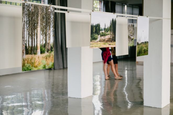 Projekt: »Landschaft im Anthropozän – Thüringer Wald«, Foto: Stiftung Baukultur Thüringen, Henry Sowinski großformatige Fotografien in der Ausstellung »Landschaft im Anthropozän – Thüringer Wald«