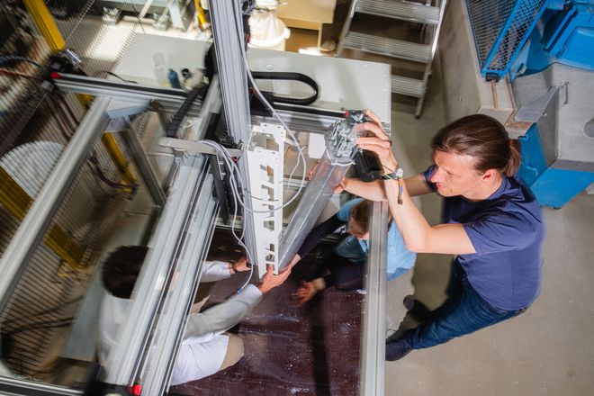 Projekt »Print4PR«, Foto: Julian Linden zwei Personen arbeiten am 3D-Drucker