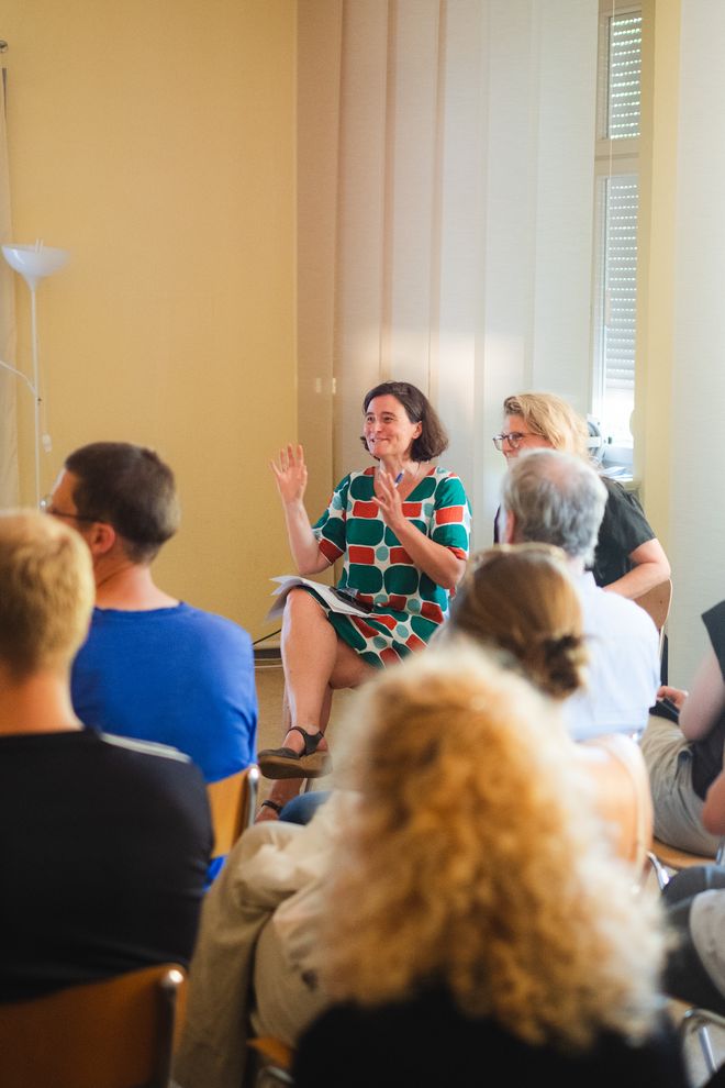 Projekt »Stadtgespräche«, Foto: Julian Linden eine Gruppe Menschen diskutiert zum Thema Stadt