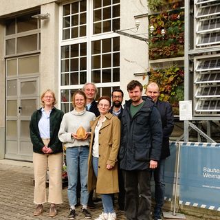 Die Preisträger*innen v.l.n.r. Theresa Paskert, Maria Hartmann, Prof. Eckhard Kraft, Gloria Kohlhepp, Hayder Alsaad, Gregor Biastoch und Prof. Silvio Beier vor der VertiKKA in der Coudraystraße 10, Foto: Bauhaus-Universität Weimar Die Preisträger*innen v.l.n.r. Theresa Paskert, Maria Hartmann, Prof. Eckhard Kraft, Gloria Kohlhepp, Hayder Alsaad, Gregor Biastoch und Prof. Silvio Beier vor der VertiKKA in der Coudraystraße 10, Foto: Bauhaus-Universität Weimar