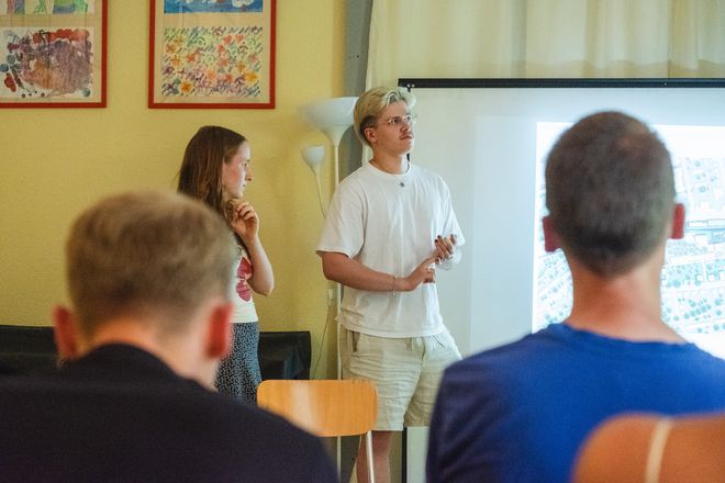 Projekt »Stadtgespräche«, Foto: Julian Linden eine Gruppe Menschen diskutiert zum Thema Stadt