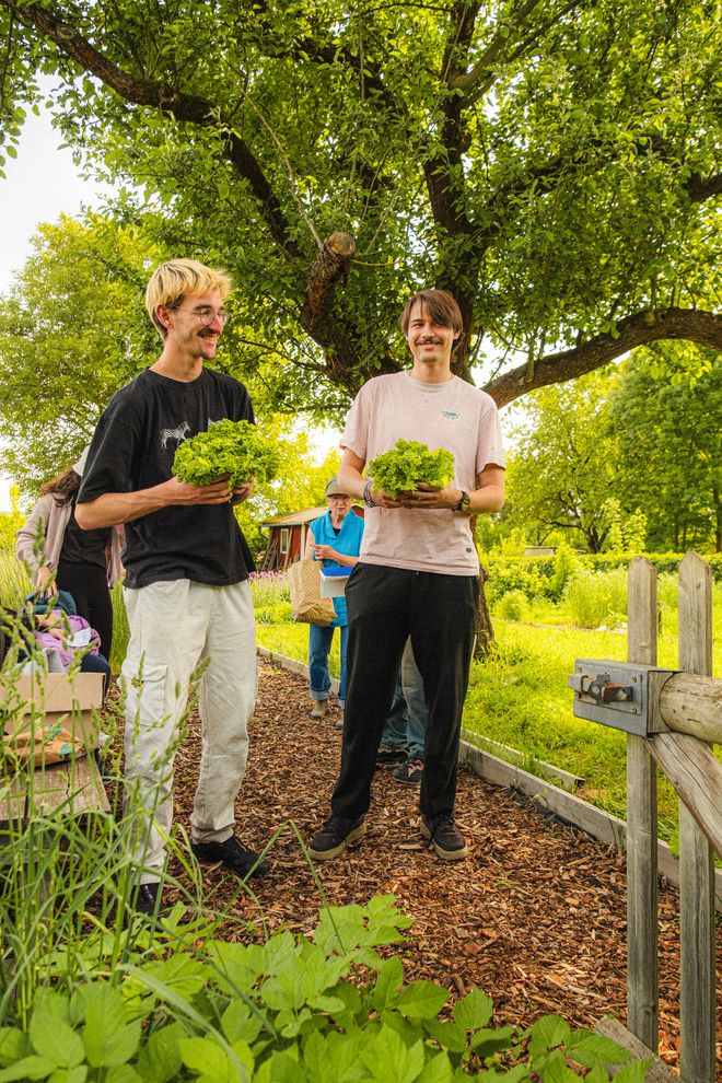 Projekt »Forestmade«, Foto: Julian Linden zwei Personen mit Salat in der Hand im Garten