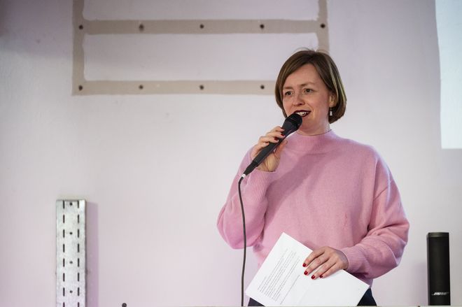 Dr. Ulrike Kuch, Vizepräsidentin für gesellschaftliche Transformation bei der Auftaktveranstaltung zum Jahresthema im Windkanal der Universität, Foto: Thomas Müller Dr. Ulrike Kuch bei der Eröffnungsrede