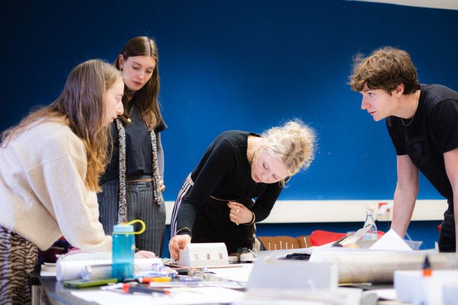 Projekt »Science, Bitch!«, Foto: Julian Linden mehrere Personen arbeiten stehend gemeinsam an ihren Projekten