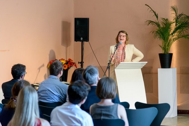 Die Vizepräsidetin Prof. Nathalie Singer würdigt das besonders vielfältige Engagement der Bauhaus-Stipendiaten