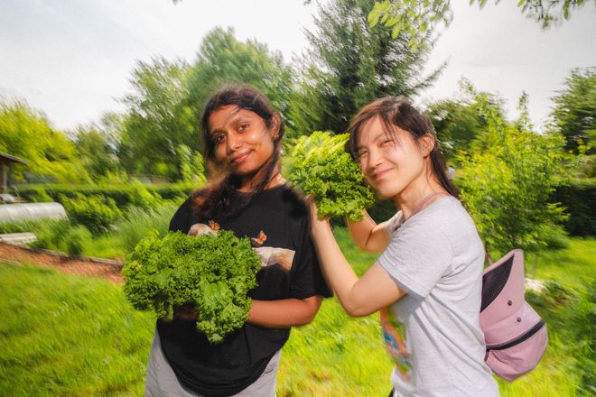 Sonia Fiona Fernandes und Yuen Yi (Sora) Wong (v.l.) vom Projekt »Forestmade«, Foto: Julian Linden Porträt von Sonia Fiona Fernandes und Yuen Yi (Sora) Wong (v.l.) vom Projekt »Forestmade«