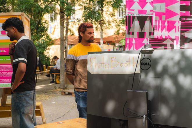 Projekt »Inviting Environments«, Foto: Julian Linden eine Person steht neben der summaery-Fotobox