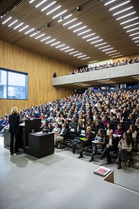 Das Maurice-Halbwachs-Auditorium war zur Graduierungsfeier der Fakultät Architektur und Urbanistik bis auf den letzten Platz gefüllt. Foto: Bauhaus-Universität Weimar/ Thomas Müller Das Maurice-Halbwachs-Auditorium war zur Graduierungsfeier der Fakultät Architektur und Urbanistik bis auf den letzten Platz gefüllt. Foto: Bauhaus-Universität Weimar/ Thomas Müller