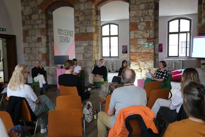 Podiumsdiskussion »Was sind Umwelten«? mit Christian Doeller, Uwe Plank-Wiedenbeck, Hinnerk Utermann und Elena Vogman, Foto: Leila Keivan Blick aus dem Publikum zum Podium
