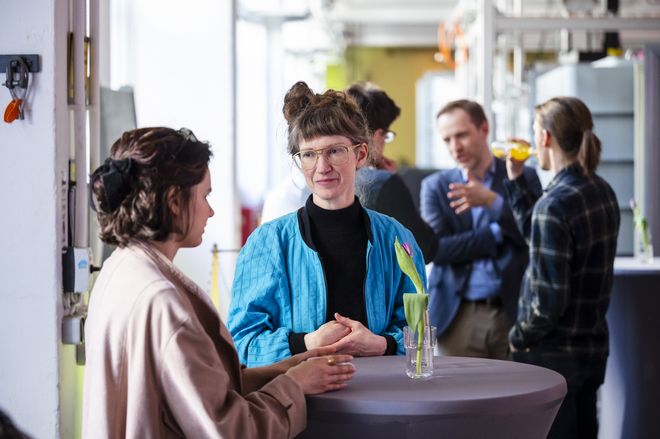 Auftaktveranstaltung zum Jahresthema im Windkanal der Universität, Foto: Thomas Müller Personen bei der Auftaktveranstaltung im Gespräch