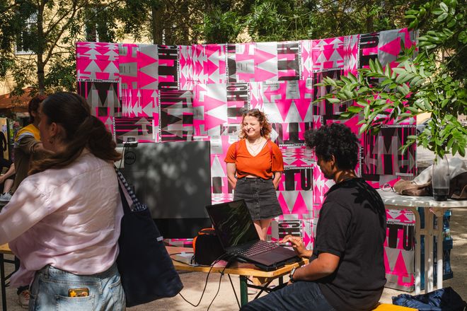 Projekt »Inviting Environments«, Foto: Julian Linden eine Person steht in der summaery-Fotobox