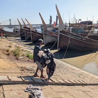 Von der Verpackung zur Ressource - und nicht zum Abfall im Fluss: Wie dieser Übergang gelingen kann, untersucht BLUE PRISM gemeinsam mit Partnern in Nepal und Bangladesch. Bauhaus-Universität Weimar, Foto: Senta Berner. Von der Verpackung zur Ressource - und nicht zum Abfall im Fluss: Wie dieser Übergang gelingen kann, untersucht BLUE PRISM gemeinsam mit Partnern in Nepal und Bangladesch. Bauhaus-Universität Weimar, Foto: Senta Berner.
