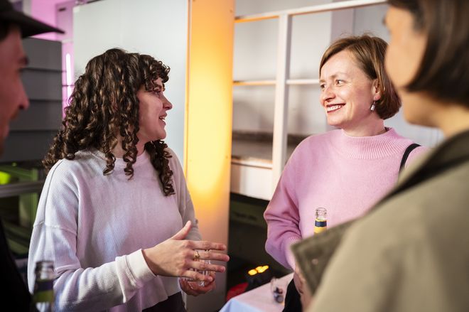 Auftaktveranstaltung zum Jahresthema im Windkanal der Universität, Foto: Thomas Müller Dr. Ulrike Kuch im Gespräch bei der Auftaktveranstaltung