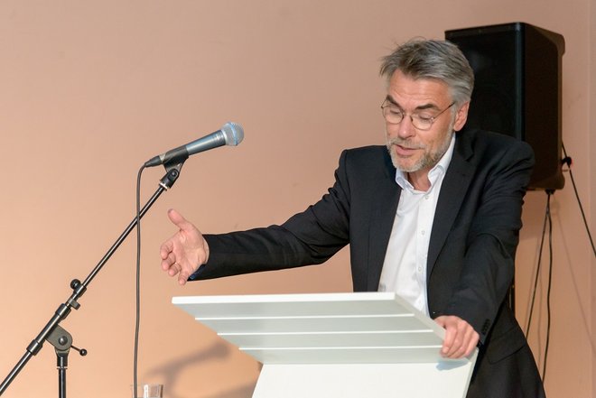 Prof. Hans-Rudolf Meier, langjähriges Mitglied der Vergabekommission, überreicht die Stipendien an Promoviernde