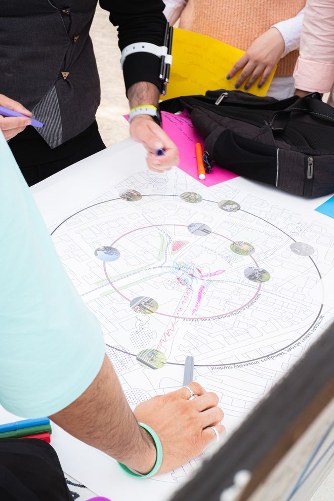 Projekt »Inviting Environments«, Foto: Julian Linden mehrere Personen beugen sich über einen Plan der Innenstadt Weimars und zeichnen Dinge ein