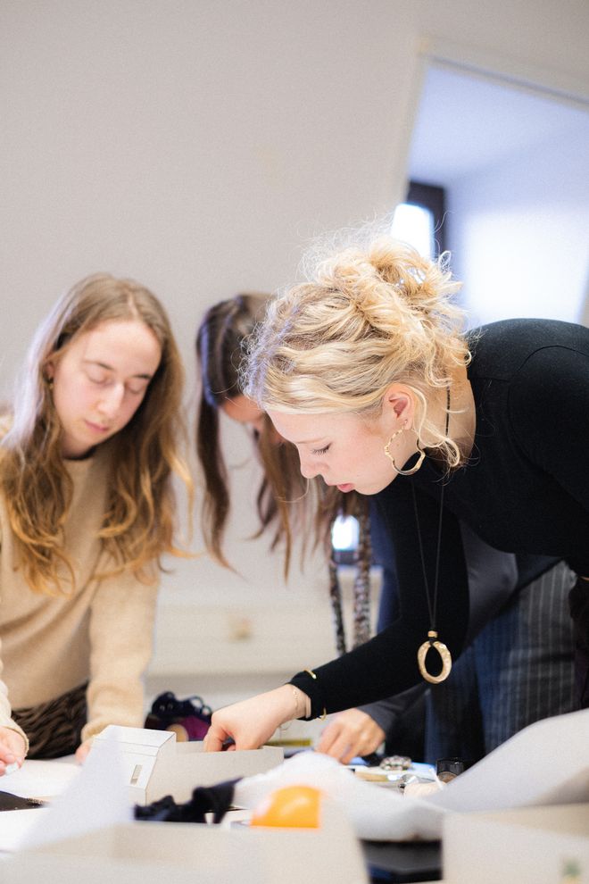 Projekt »Science, Bitch!«, Foto: Julian Linden mehrere Personen arbeiten stehend gemeinsam an ihren Projekten