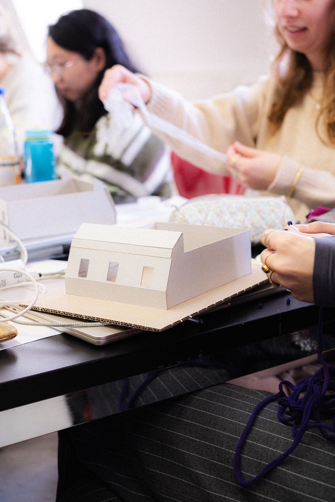 Projekt »Science, Bitch!«, Foto: Julian Linden mehrere Personen arbeiten an Tischen an Modellen