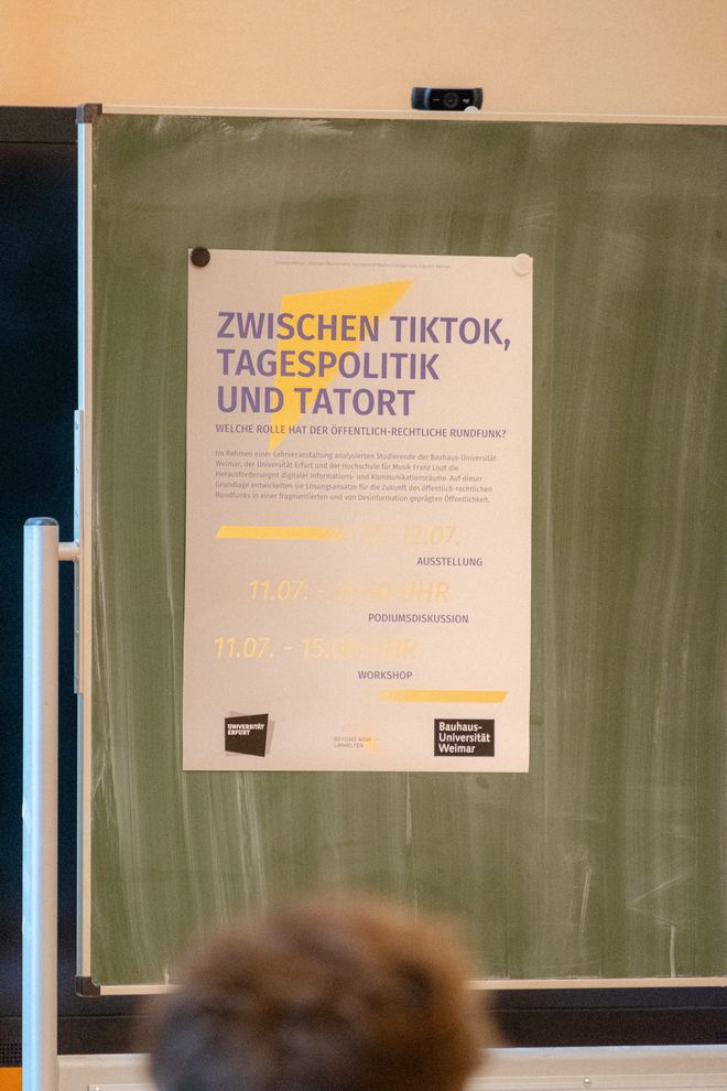 Projekt »Digitale Umwelten«, Foto: Julian Linden Plakat zum Thema »Digitale Umwelten« an einer Tafel