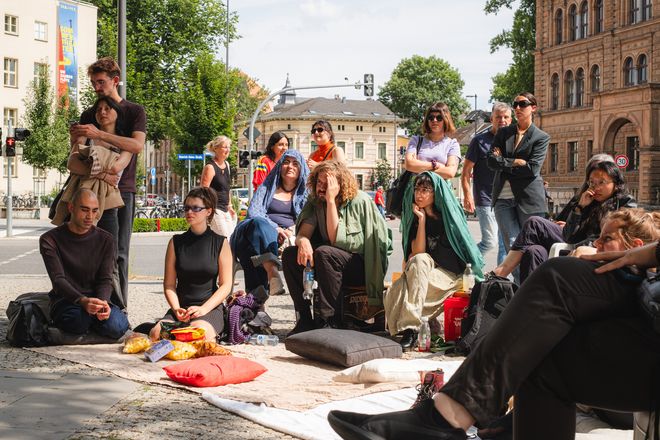 Projekt »Biennal of Care«, Foto: Julian Linden Publikum sitzend vor dem kiosk.6 in Weimar