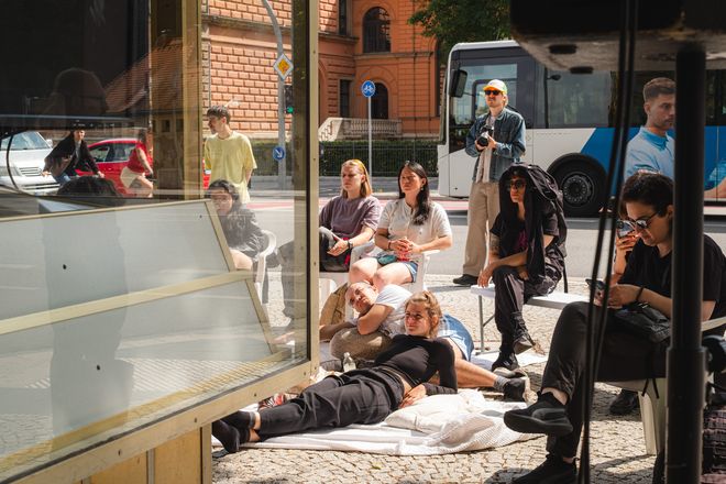 Projekt »Biennal of Care«, Foto: Julian Linden Publikum sitzend vor dem kiosk.6 in Weimar