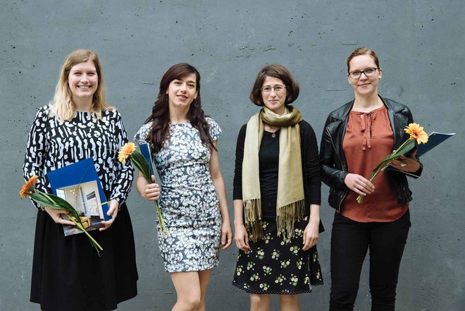 Bauhaus-Abschluss-Stipendiatinnen: Lisa Pusch, Melisa Palacio Lopez und Wanda Gärtner mit Prof. Schönig
