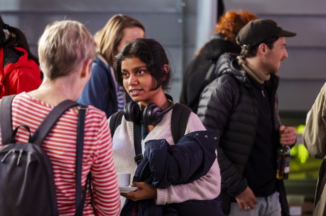 Auftaktveranstaltung zum Jahresthema im Windkanal der Universität, Foto: Thomas Müller Personen bei der Auftaktveranstaltung im Gespräch