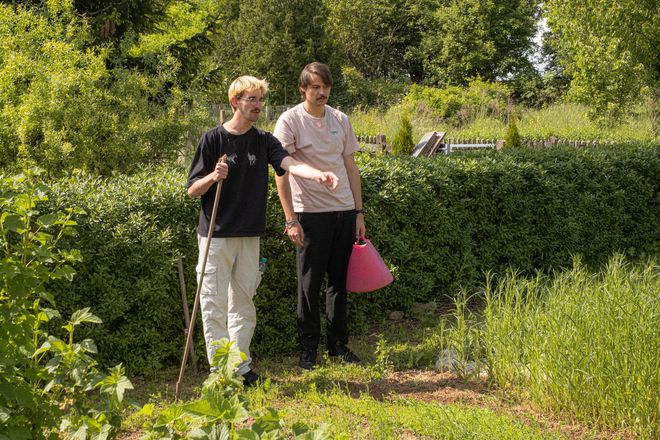Projekt »Forestmade«, Foto: Julian Linden zwei Personen stehen am Beet und beraten sich
