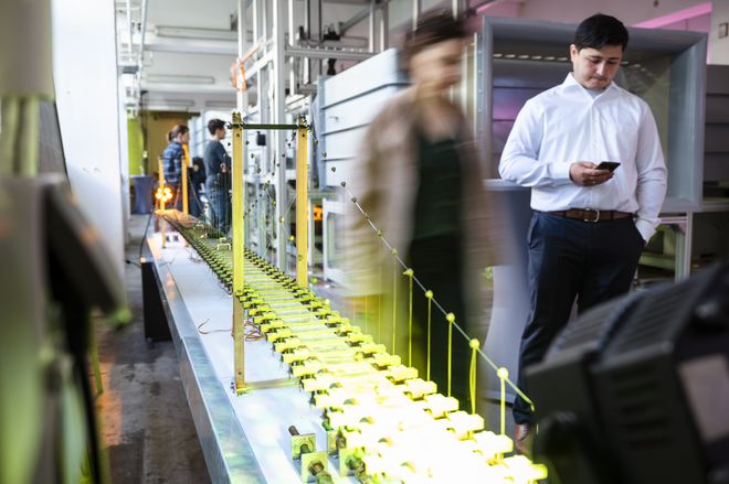 Auftaktveranstaltung zum Jahresthema im Windkanal der Universität, Foto: Thomas Müller Modell einer Hängebrücke zur Messung von Luftwiederständen