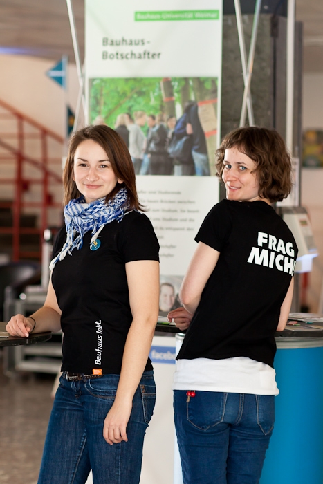 Frag mich sagt das T-Shirt der Bauhaus-Botschafter (Bauhaus-Universität Weimar)