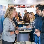 Die Firmenkontaktmesse bietet ein Forum des Austauschs zwischen Vertretenden der Wirtschaft und Studierenden, Alumni und Interessierten. Foto: Thomas Müller
