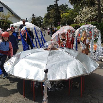 Picture of a UFO-shaped soapbox