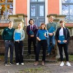 Die neudeli Fellows im Wintersemester 2021/22: Miriam Fuchs und Henrik Norderhus, José Antonio Vergara, Alina Warsinsky, Aryn Machell und Dominik Hesse (v.l.n.r.; Foto: Pauline Marx)