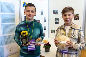 Aufsaugen, wie ein Schwamm (1. Preis »Jugend forscht junior« Geo- und Raumwissenschaften): Max Meyer und Moritz Frey vergleichen die Wasserspeicherkapazität verschiedener Materialien und ziehen Parallelen zu Pflanzenwurzeln. Foto: Bauhaus-Universität Weimar/ Matthias Eckert Aufsaugen, wie ein Schwamm (1. Preis »Jugend forscht junior« Geo- und Raumwissenschaften): Max Meyer und Moritz Frey vergleichen die Wasserspeicherkapazität verschiedener Materialien und ziehen Parallelen zu Pflanzenwurzeln. Foto: Bauhaus-Universität Weimar/ Matthias Eckert