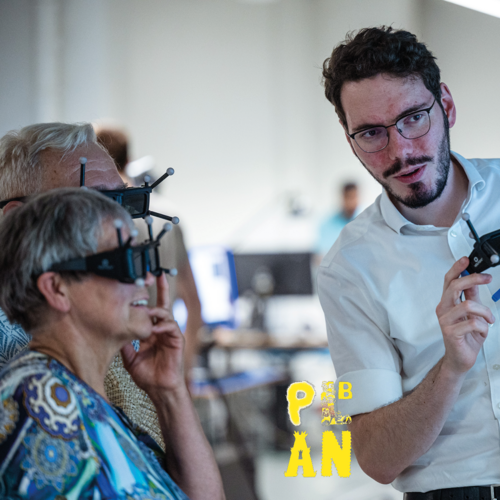 Anton Benjamin Lammert erklärt die Möglichkeiten im Virtual Reality Labor. Foto: Thomas Müller
