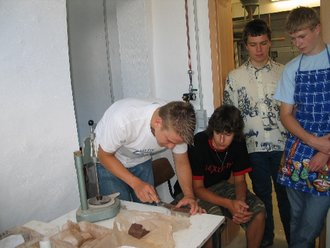 Schüler bei der Herstellung eines rechteckigen Probekörpers (Bauhaus-Universität Weimar)